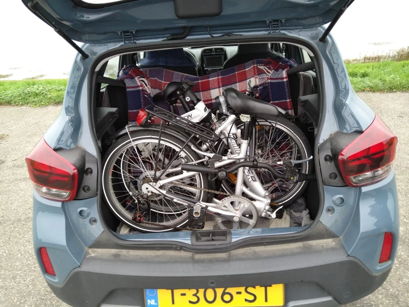 dacia met fietsjes.webp