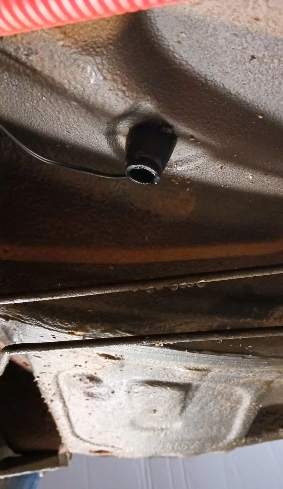 Dacia Spring Klimaanlage Kondenswasser Auslaß.jpg