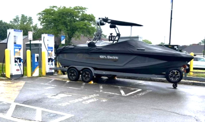 Sportboot an Ladestation.webp