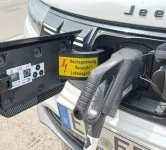 Dacia Spring mit gestressten Phoenix CCS Stecker.webp