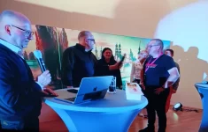 Buchi s auf der Bühne Anne&Frank gratuliere.webp