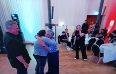Hochzeitsantrag und liebe Gratulantin Arnie.webp