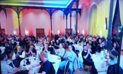 Teilnehmer im bunten Ambiente.webp